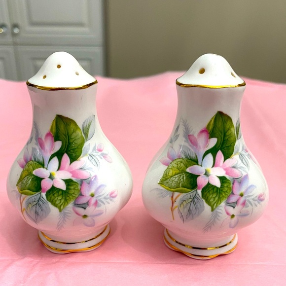 EUC VTG ROYAL ALBERT BONE CHINA SALT AND PEPPER SHAKERS IN “MAYFLOWER” PATTERN - Picture 1 of 10
